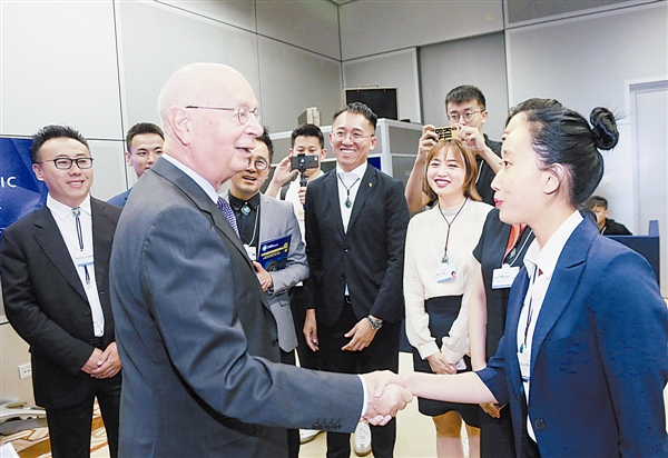 施瓦布和市民代表握手。大连新闻传媒集团AMNC2019报道组王华