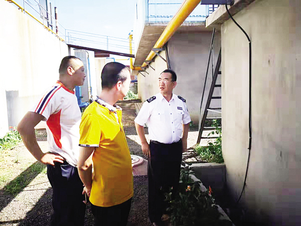 　　环境监察人员对普兰店太平工业园区排污企业进行现场监察。